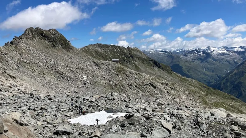 Elderly German Hiker Found Dead After Fatal Tyrol Mountain Fall