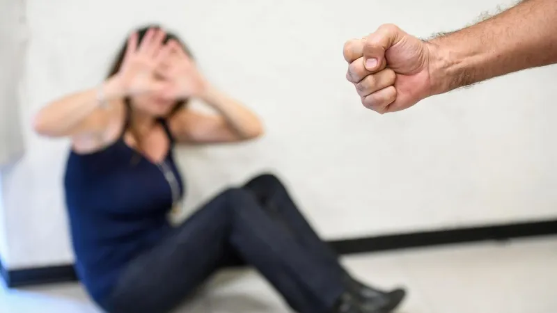 Ex-Partner Attacked with Hammer in Avellino, Suspect Apprehended