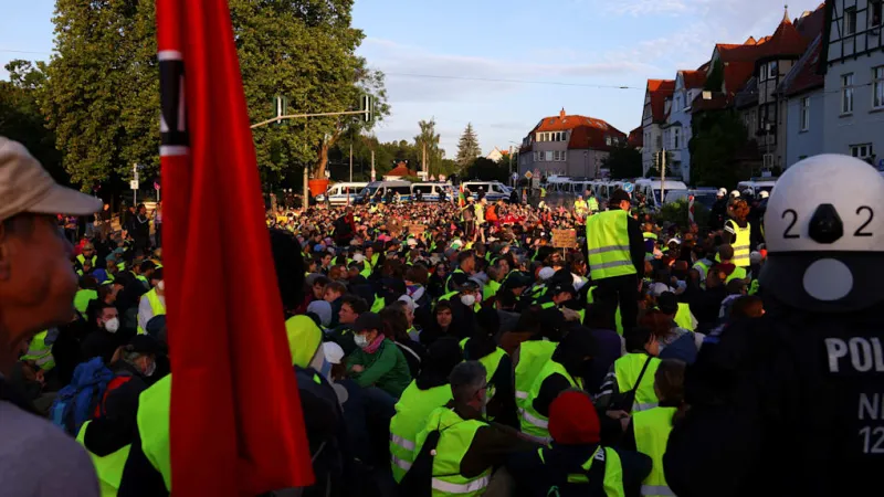 Erfurt Braces: Police Escort AfD Buses Amidst Mass Protests