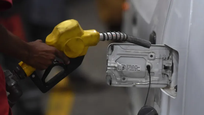 Milan Gasoline Prices Soar Past 2.6 Euros; Billions in Summer Tax Hit