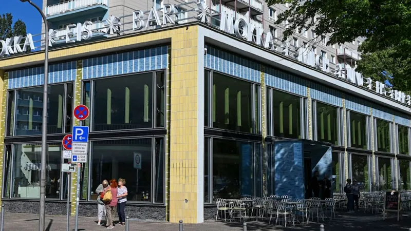Berlin Milk Bar Unveils Marx's Enduring Economic Relevance