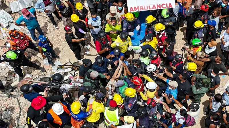 Hope Amid Ruin: Italian Firefighters Rescue Family in Ghost City La Guaira
