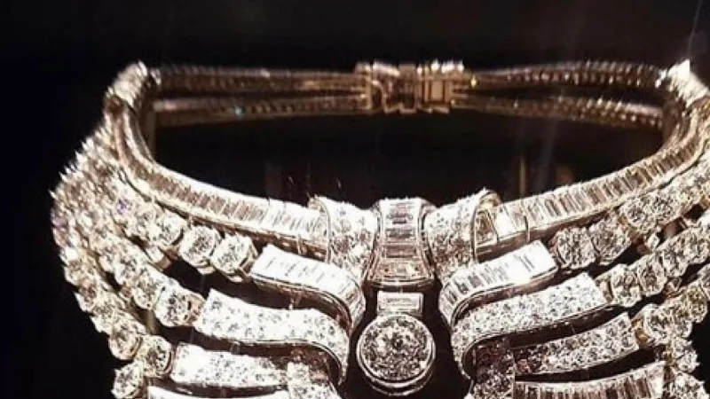 Queen Nazlis Priceless Necklace Stolen from Vienna Museum