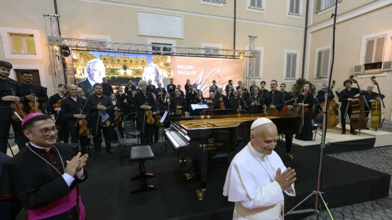 Pope Leone XIV Pleads for Peace, Surprises Faithful at Castel Gandolfo