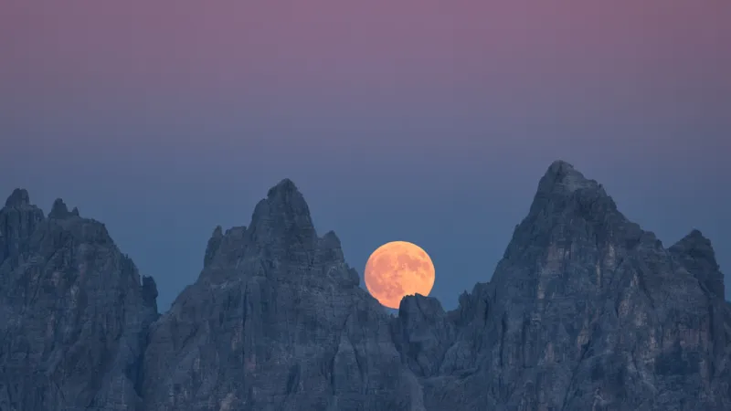 Stunning Dolomite Moon Photo Offers Physics Lesson, Breathtaking Beauty