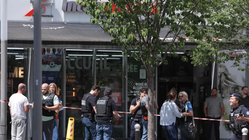 Paris Knife Attack Injures Three, Including Pregnant Woman; Suspect Detained