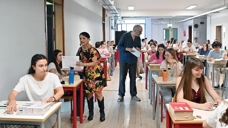 Teachers Warn: Students Collapse in Italy's Overheated Classrooms
