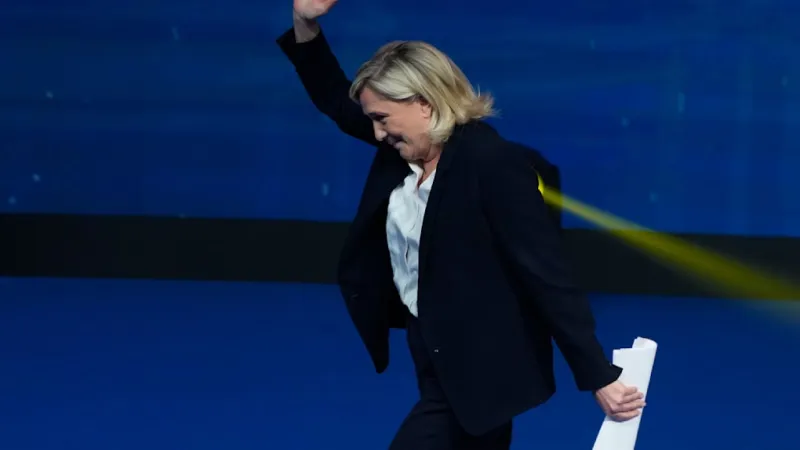 Le Pen Gambles on Acquittal, Risks French Presidency Bid