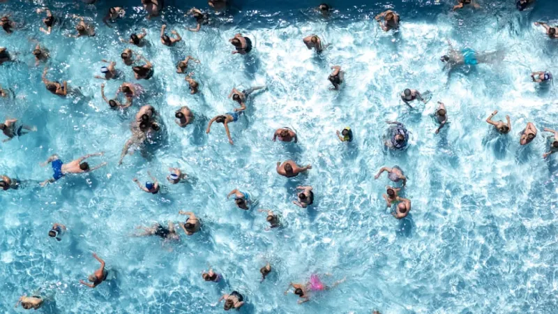 Chaos Erupts at Saarland Pools: Police Disperse Crowd, Teen Assaulted