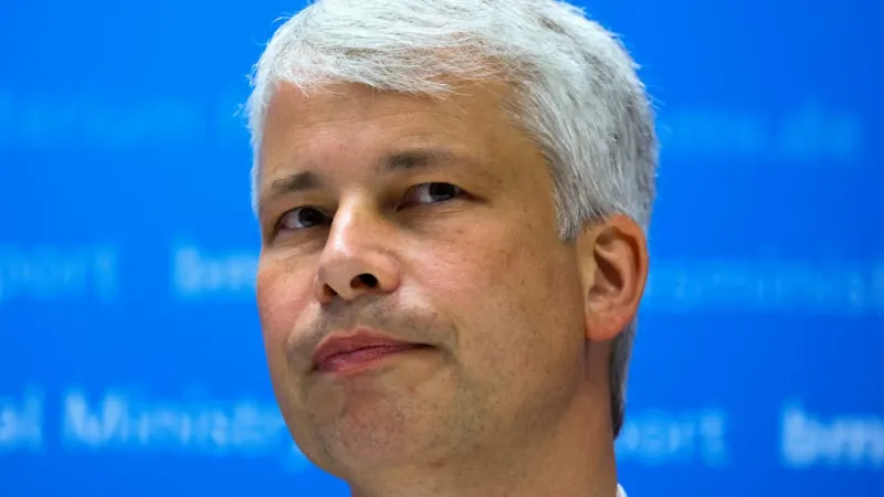 German Transport Minister Demands Punctuality, Threatens Rail Executive Bonuses