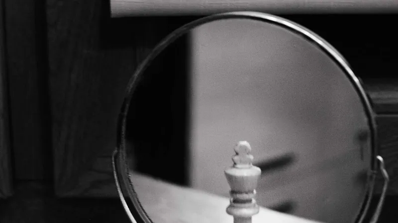 Breakthrough Mirror Distorts Images, Offers Future Concealment