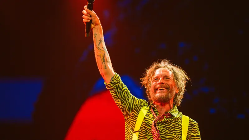 Jovanotti Prioritizes Art Over Arena Spectacle, Challenges Hip Hop