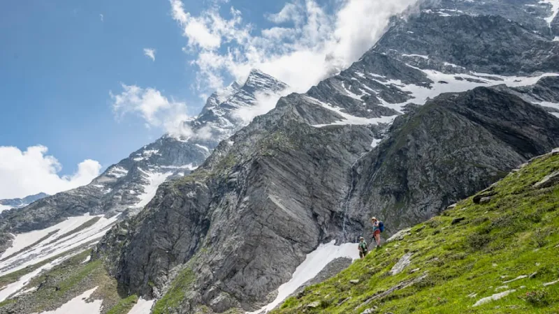 Tragedy in Zillertal Alps: German Man Falls to Death Before Family