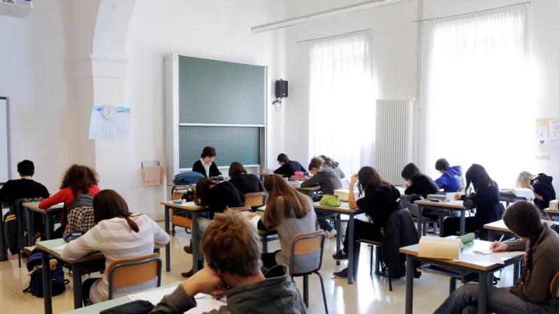 Italian Students Return for Remedial Exams Amid Southern Canteen Shortage