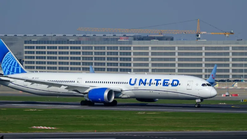 Boeing 787 Faces New Setback After Windshield Cracks Mid-Flight