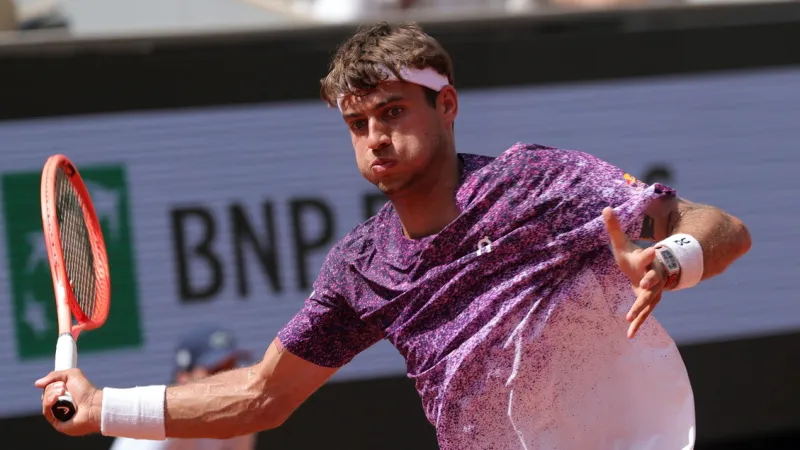 Cobolli Dominates Svajda Early at Roland Garros, Eyes Quarter-Finals