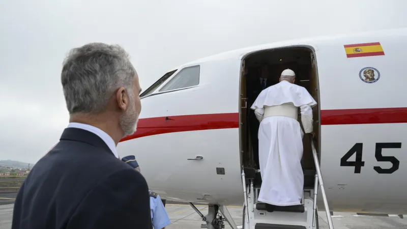 Royal Rescue: Spanish King's Jet Flies Pope After Aircraft Issue
