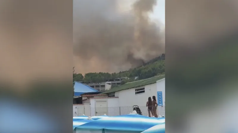 Arson-Fueled Gargano Blaze Forces Mass Tourist Evacuation