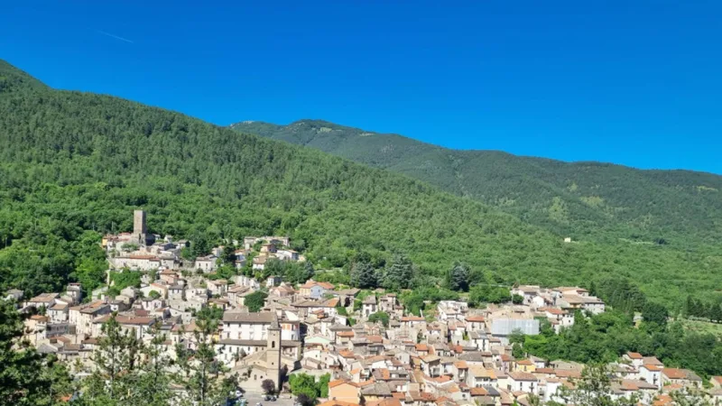 Heatwave Reroutes Italian Tourists: Mountains Thrive, Art Cities Lag