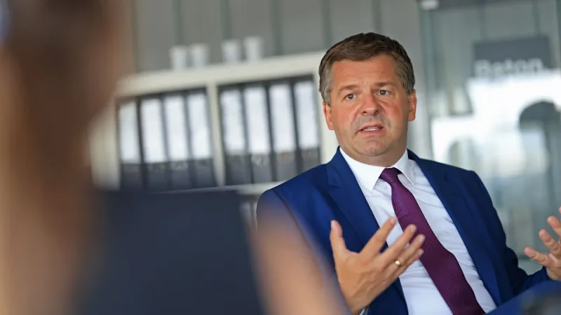 CDU Candidate Schulze Challenges Federal Party Over "Brandmauer" Warnings