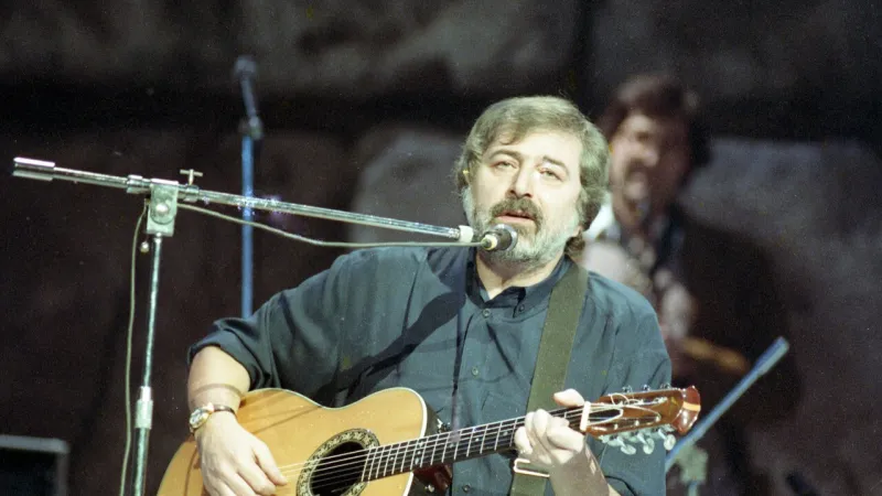 Bertoncelli Recalls Guccini Feud: a Shared, Affectionate Bond