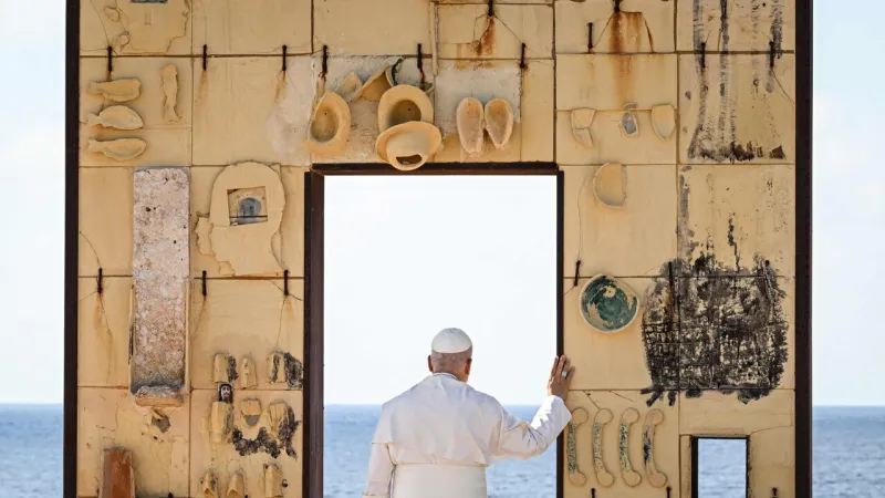 Pope Honors Migrant Dead in Lampedusa, Rededicating Molo Favarolo