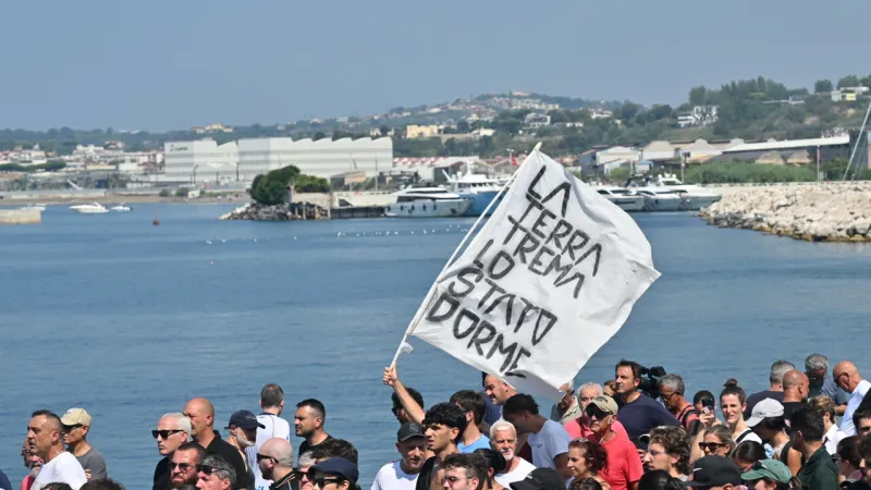 Volcanic Unrest Halts Pozzuoli Port; Italy Pledges Emergency Aid