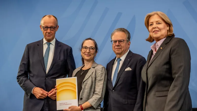 German Pension Reform Becomes Campaign Battleground, Experts Warn