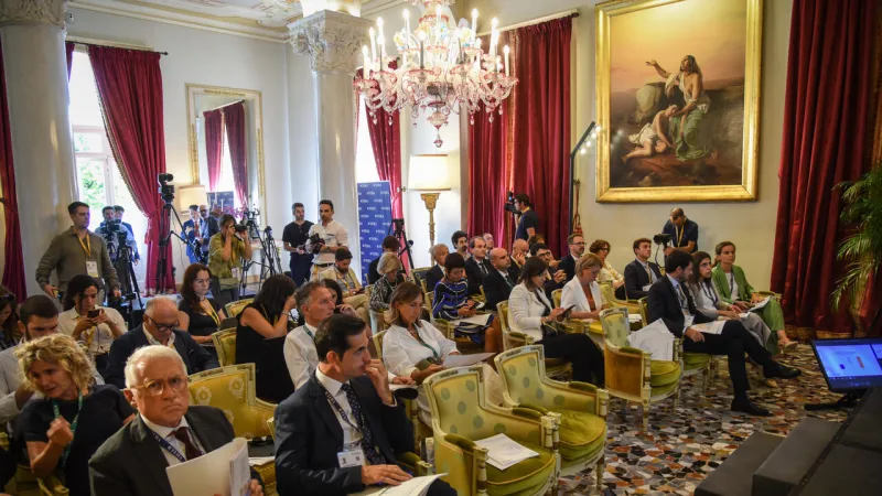 Italian Elite Confront President Trump's Foreign Policy: Businesses Reject 90%