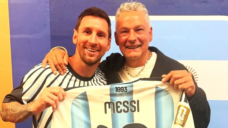 Messi Bestows Historic Argentina No. 10 Jersey Upon Baggio