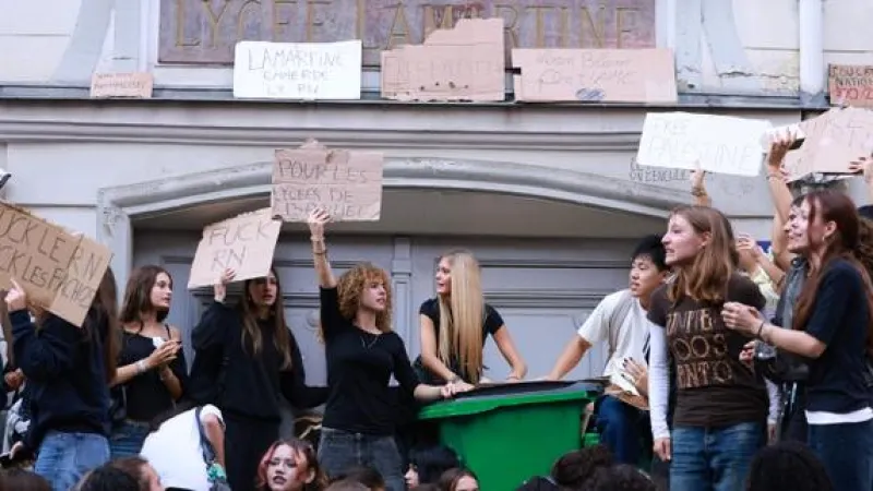 French Ministry Reports 338 High School Blockades, Ten Injured