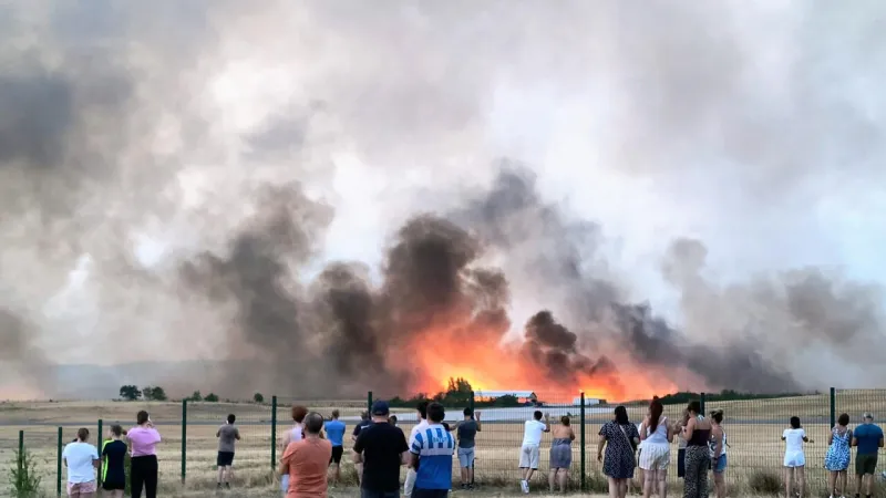 Massive Gironde Wildfire Forces 220,000 Evacuations, Threatens Bordeaux