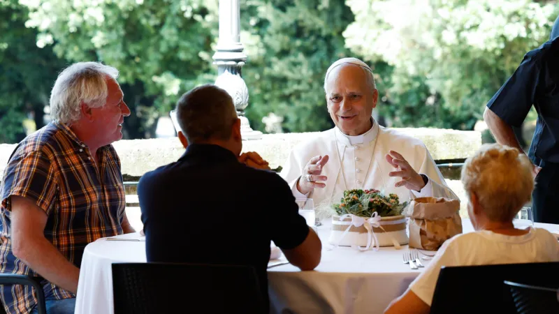 Pope Dines with Vulnerable, Declares Hunger for Justice
