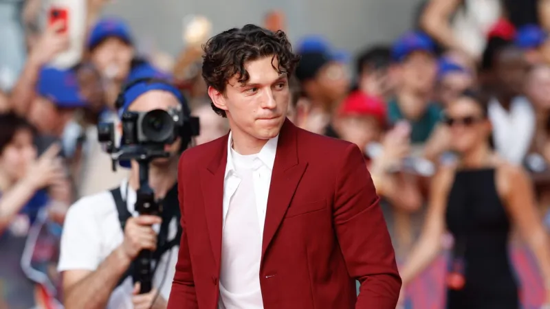 Holland: Isolated Spider-Man Reflects Youth Social Media Dependency