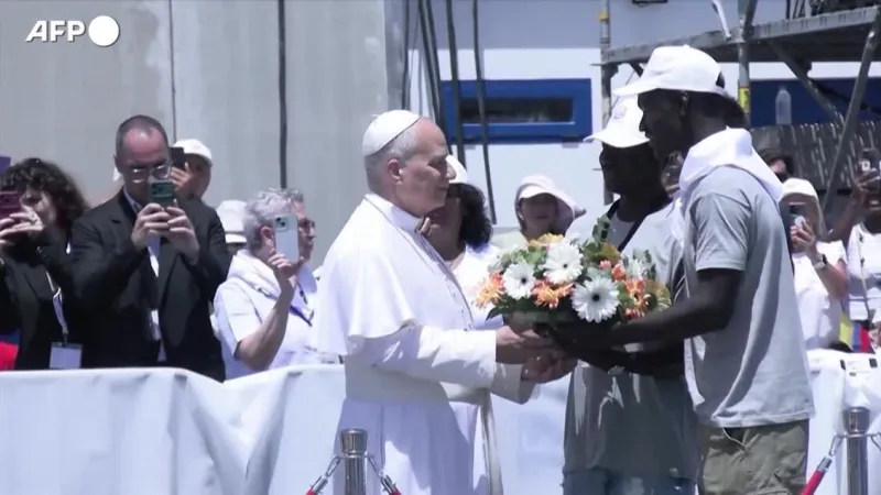 Pope Honors Migrant Lives in Canaries with Wreath, Echoes Lampedusa