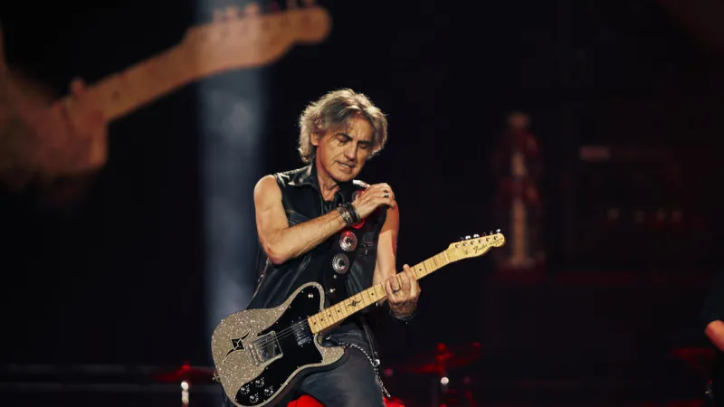 Ligabue Ignites Rome, Artfully Navigating De Gregori Stance