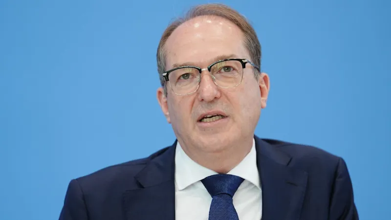 Dobrindt's Spy Reform Sparks Alarm, Faces Green Party Resistance