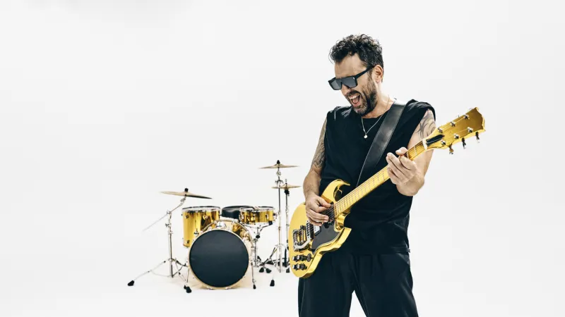 Cesare Cremonini Unveils "Amateur" Album; Major Arena Tour Announced