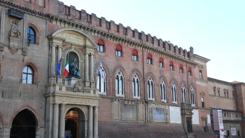 86,000 Euros Found in Street Furniture Sparks Bologna Inheritance Claim