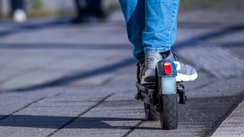 Jever E-Scooter Crash Injures Pedestrian Carrying Cardboard