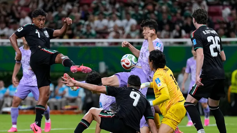 Mexico Advances to Knockout Stage on Opponent's Critical Blunder
