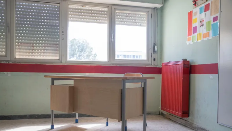 Student Points Replica Pistol at Teacher, Demands Cigarettes in Italy