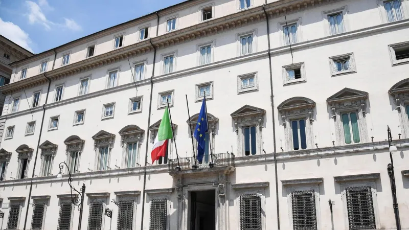 Italy Imposes Burqa Fines, Student Caps to Halt Ghetto Classes