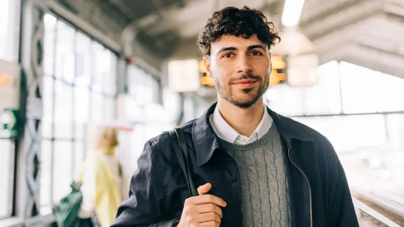 Unmasking the Male Distancing Strategy in Modern Romance