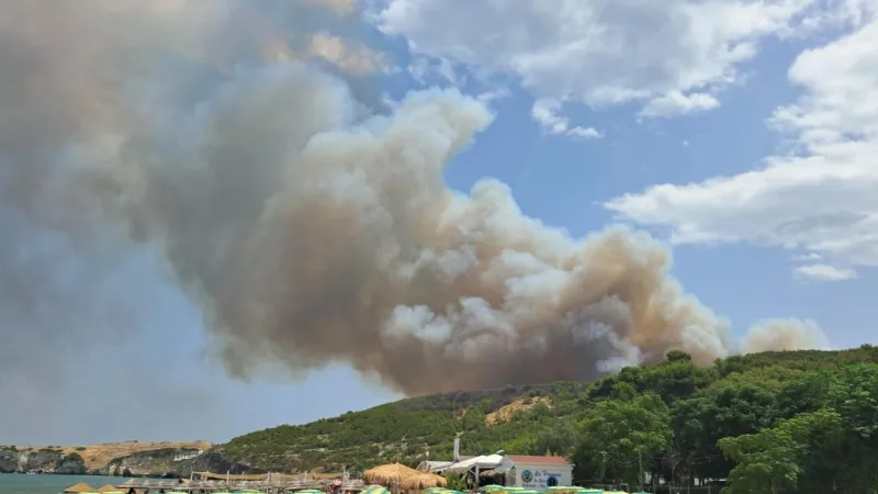 Gargano Wildfire Forces Tourist Evacuation As Strong Winds Fuel Blaze