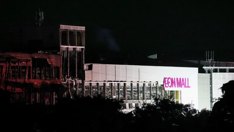 Japan Quake Unleashes Mall Blast, Scores Injured, Dozens Missing