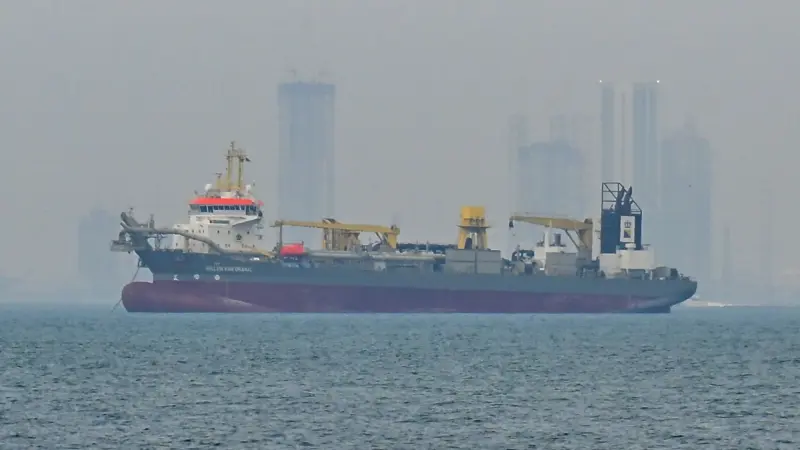 Escalating Iran Attacks Spur Urgent Calls for Hormuz Ship Escorts